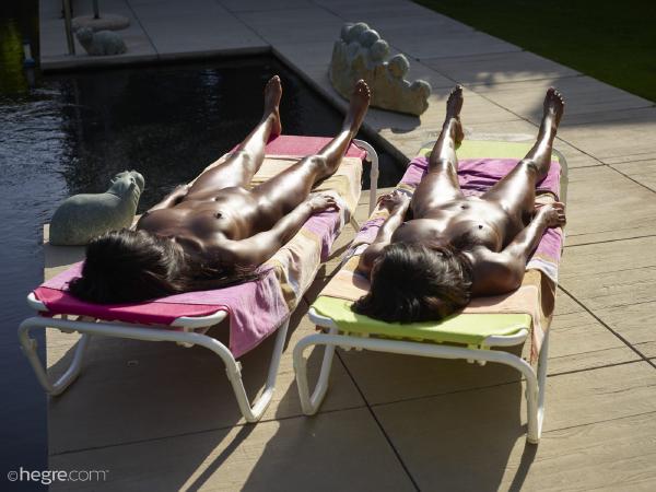 Alexandra et Ombeline bord de piscine #25