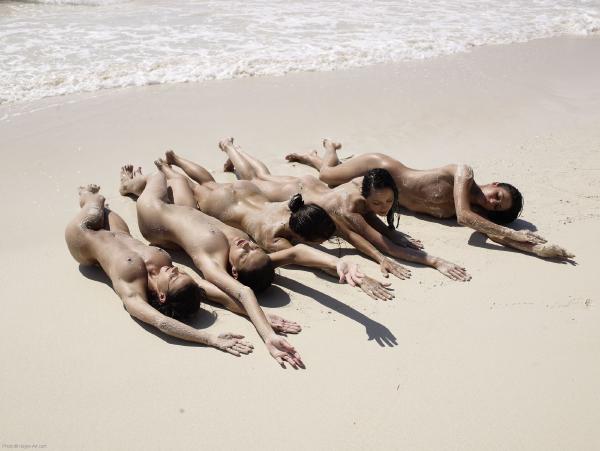 Anna S Brigi Melissa Suzie Suzie Carina mouillées et couvertes de sable #60