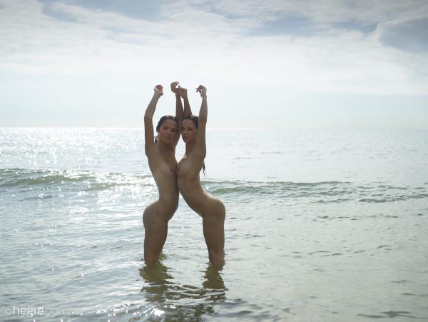 Julietta ve Magdalena'nın plaj eğlencesi #34