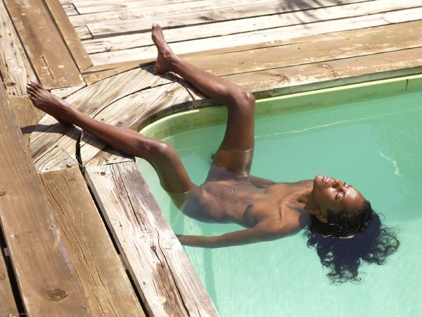 Valerie a bordo piscina #35